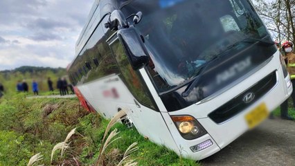 강릉에서 16명 탄 버스 '휘청'...다친 사람 없어 / YTN