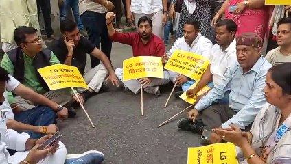 Ramesh Matiala protest against the LG stopping the "Red Light On, Gaadi Off" campaign