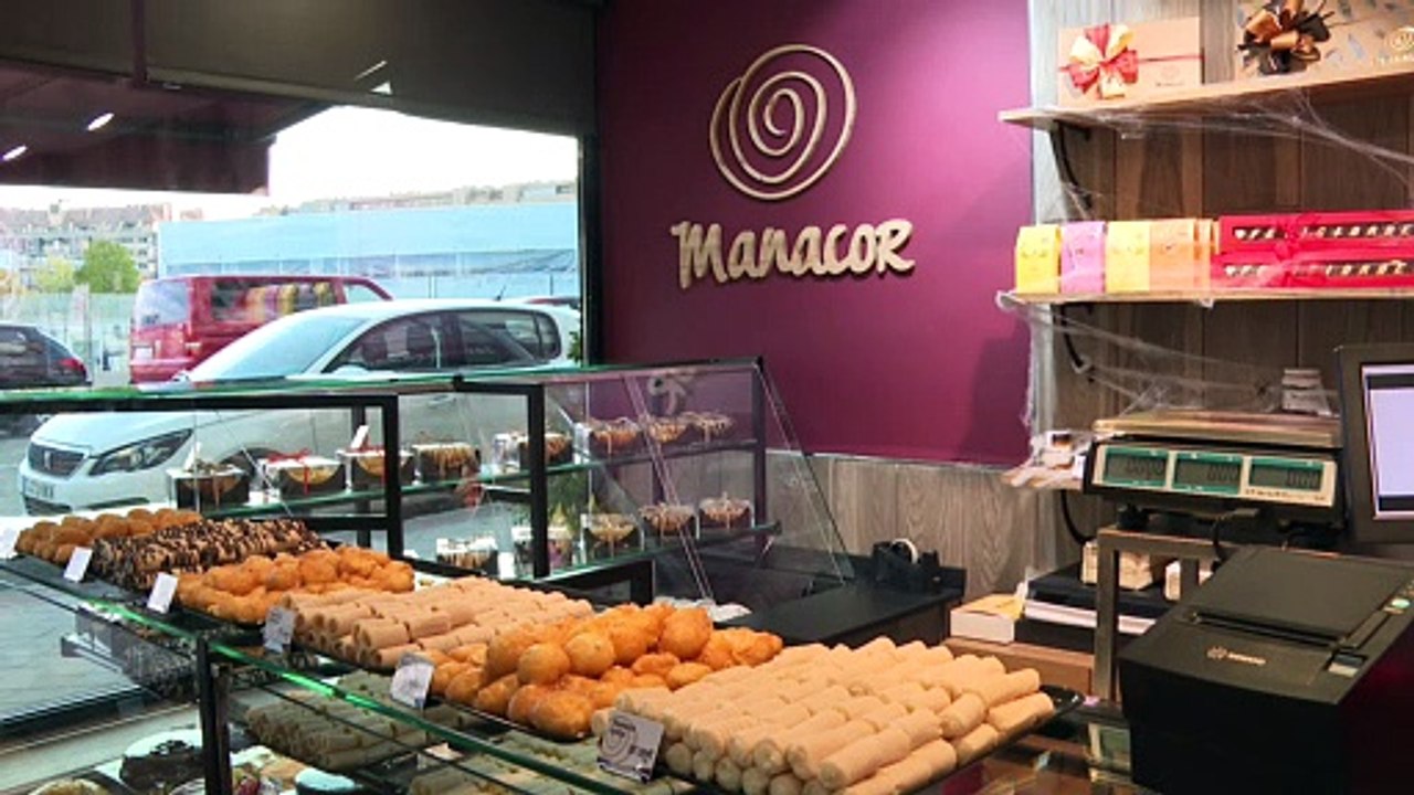 Las pastelerías llenan sus vitrinas de dulces p...