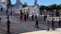 Governo, Meloni depone corona d'alloro all'altare della patria