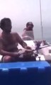 Teknede oltayla balık tutan adama komik şaka