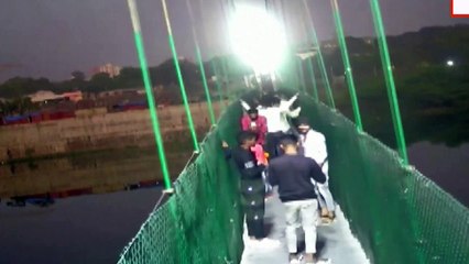 El momento exacto en que se derrumba el puente en India y que provocó 120 muertes