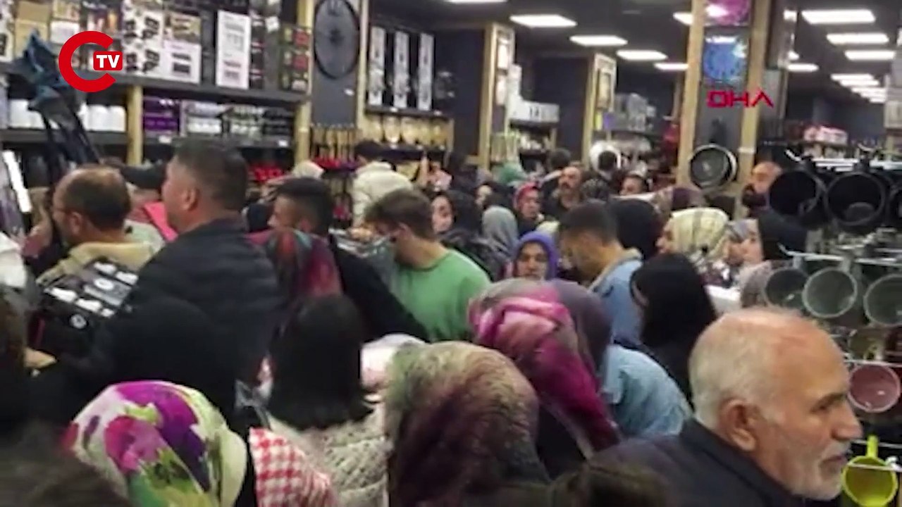 Alışveriş merkezi açılışında indirim izdihamı: Polisler anonsla uyardı
