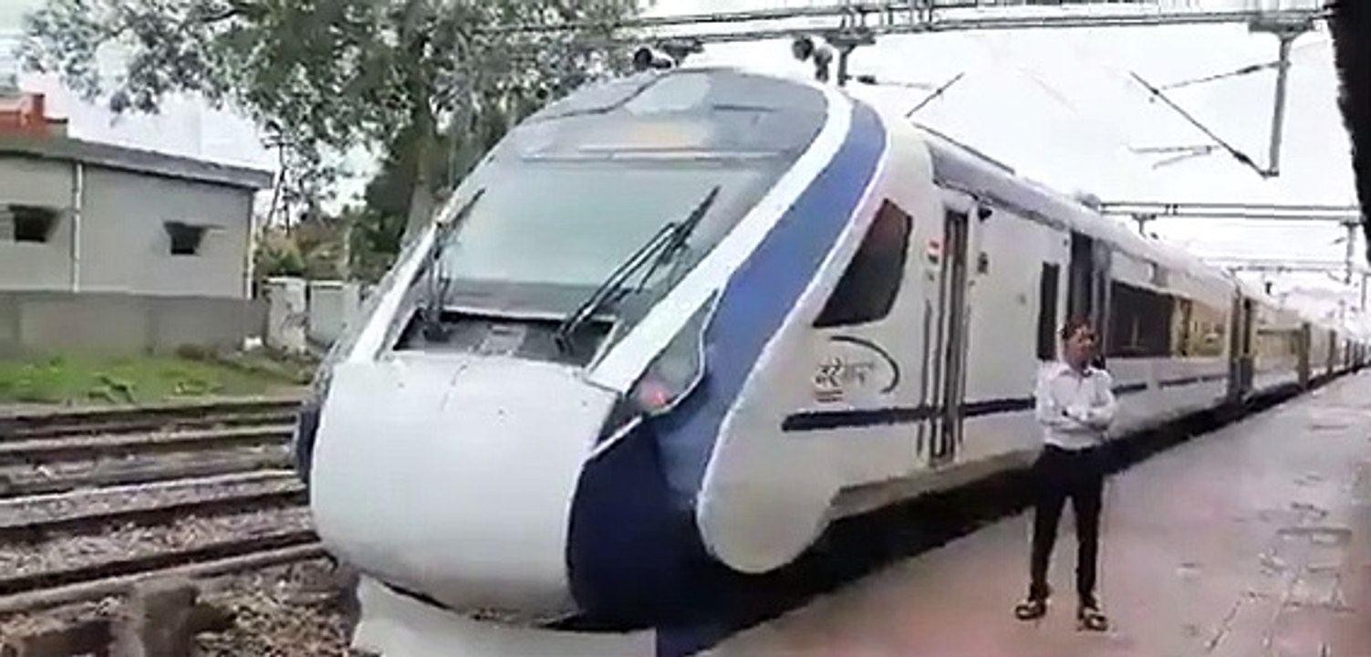 Vande Bharat Express accident Train collides wi...