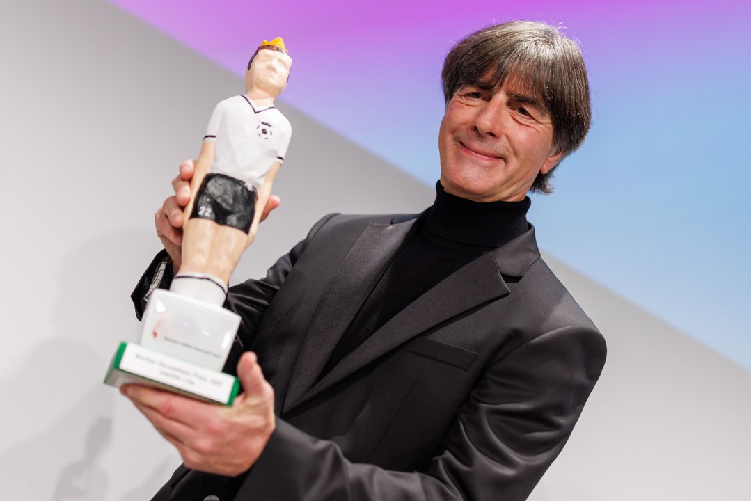 Löws Ehrung im Video: 'Ein großer Trainer und ein Riese als Mensch'