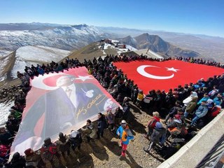 KAR ALTINDAKİ PALANDÖKEN'İN ZİRVESİNE 'CUMHURİYET' TIRMANIŞI