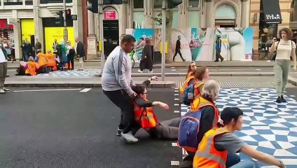 下载视频: Drivers drag Just Stop Oil protesters off the road. Credit: Just Stop Oil