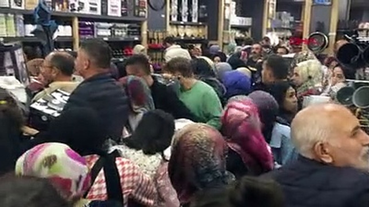 Alışveriş merkezinde indirim izdihamı