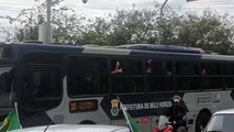 Passageiros de ônibus fazem 'L' para apoiadores de Bolsonaro em BH