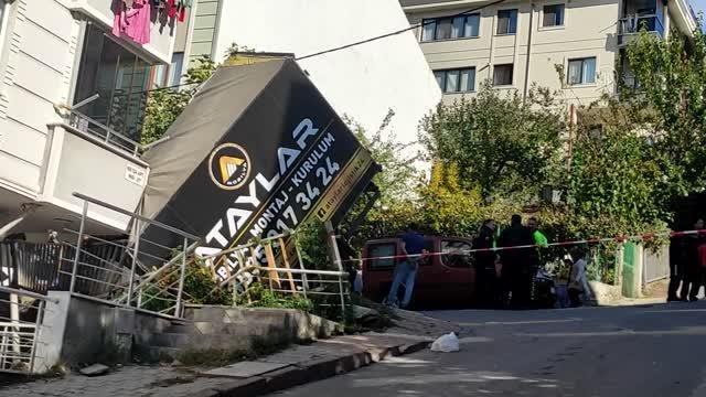 Sancaktepe'de freni boşalan kamyonet apartman bahçesine düştü