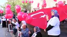 Evlat nöbetindeki ailelerden HDP önünde 'Yaşasın Cumhuriyet' sloganı