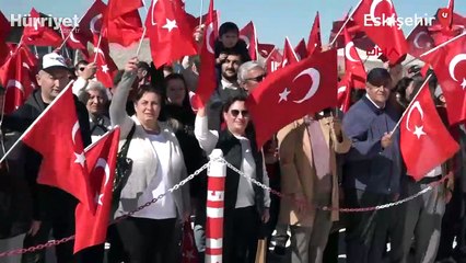 '29 Ekim'e özel koreografi... 1000 kişi hilal, akrobasi uçağı ise yıldız oldu