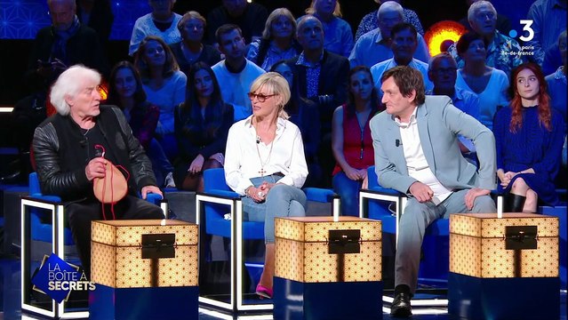 Hugues Aufray dans La boîte à secrets sur France 3.