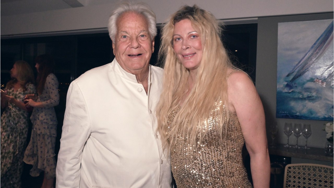 VOICI - "Avant, pendant et après" : Loana se lâche sur un animateur pour lequel elle craque (1)