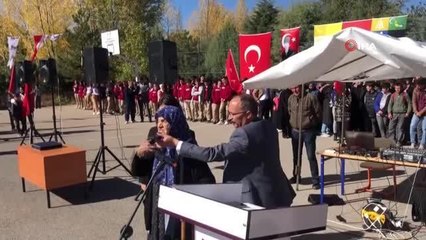 Cumhuriyet Bayramı'nda anlamlı kutlama... 99 yaşındaki ninenin okuduğu şiirler kutlamaya damga vurdu