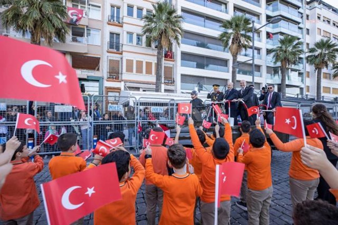 İzmir'de Cumhuriyet Bayramı Nedeniyle Geçit Töreni Düzenlendi