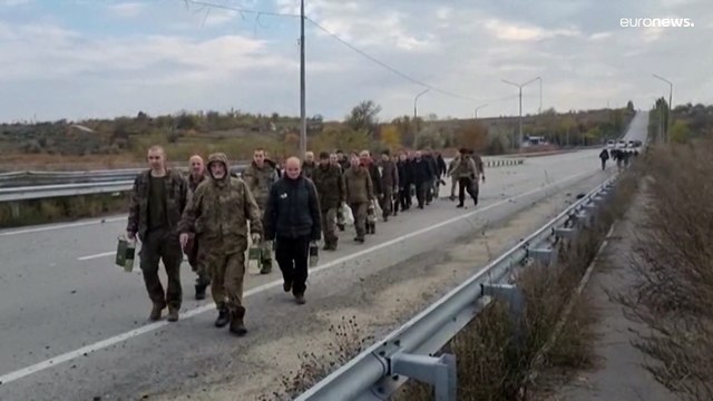 شاهد: إطلاق سراح 52 أسيرا أوكرانيا و50 روسيا في صفقة تبادل بين كييف وموسكو