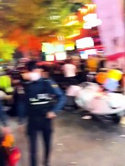 Los servicios de emergencia atienden a los heridos tras la avalancha en Seúl