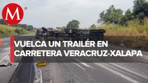 Tráiler cargado de cloruro de benzoilo vuelca en carretera Veracruz-Xalapa