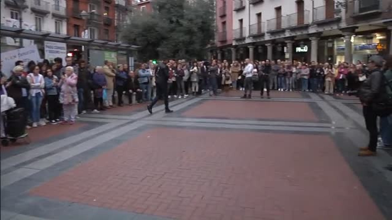 Cientos de personas lloran en Valladolid el asesinato de Teresa a manos de su expareja