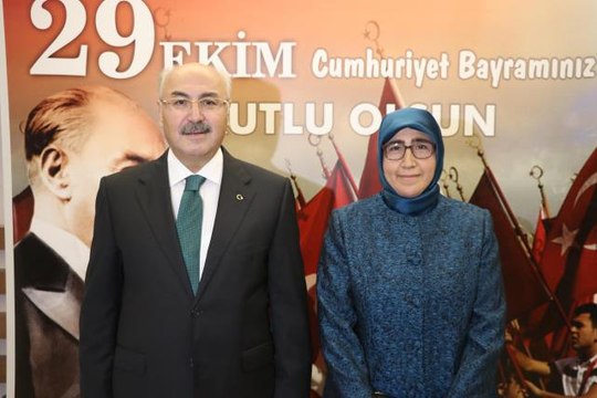İzmir Cumhuriyet Meydanı'nda 200 kişi zeybek oynadı
