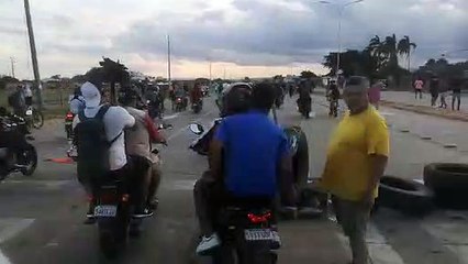 Pasada las 17:00 un grupo de mototaxistas llegó a la Refinería de Palmasola