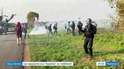 Tải video: Deux-Sèvres : Regardez les images des incidents qui ont fait de nombreux blessés parmi les gendarmes et les militants lors d’une mobilisation contre une «méga bassine», un chantier de réserve d’eau de Sainte-Soline