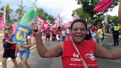 Partidários de Lula fazem passeata em Brasília