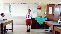 BOCAH SD MENAHAN NANGIS SAAT MENYANYI DI DEPAN KELAS