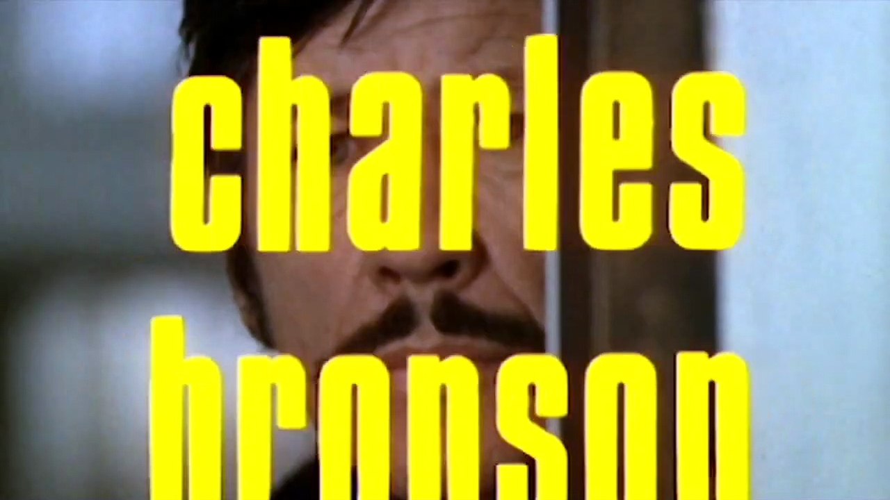 Quelqu'un derrière la porte Bande-annonce (EN)