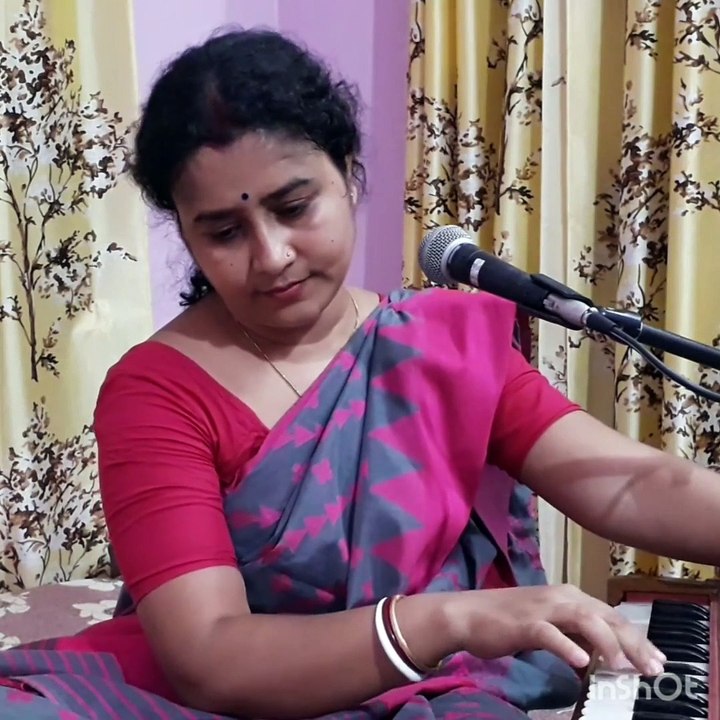 নাচ ময়ূরী নাচ রে রুম ঝুমা ঝুম নাচ রে