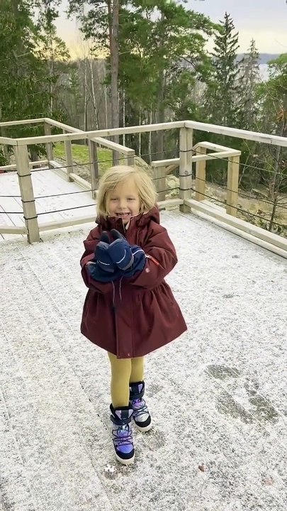 FIRST SNOW!   #swedishgirlinsweden #firstsnow #ever !!