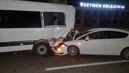 Düğünden dönenlerin taşındığı minibüse otomobil çarptı