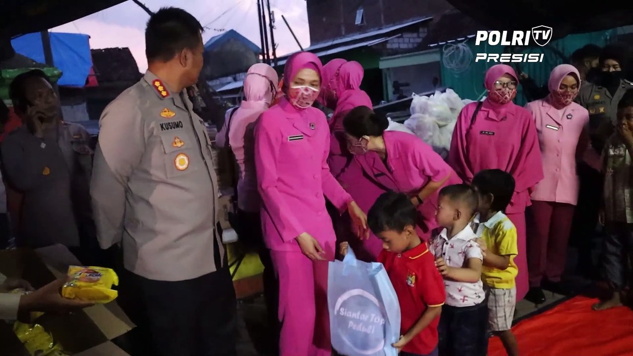 Polresta Sidoarjo Dan Bhayangkari Bagikan Sembako Dan Perlengkapan Sekolah Di Lokasi Bencana Puting Beliung