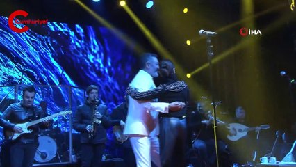 Hakan Altu'ndan sahnede hayali düğün