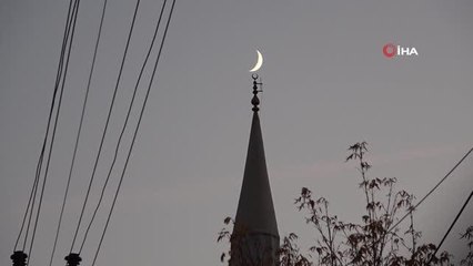 Yüksekova'da ayın hilal hali görüntüsüyle mest etti