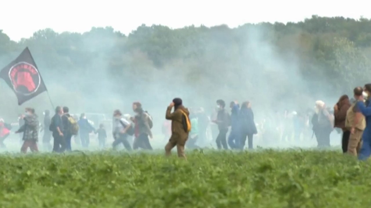 Deux-Sèvres : la manifestation contre la mégabassine vire à l'affrontement contre les forces de l'ordre