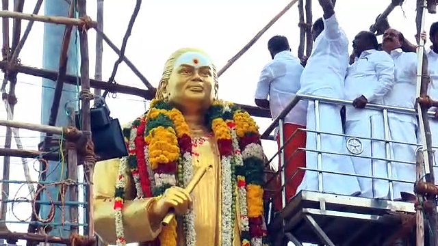 பசும்பொன் முத்துராமலிங்க தேவர் சிலைக்கு 13 கிலோ எடை வெள்ளி கவசம் வழங்கிய ஓபிஎஸ்