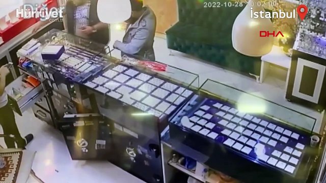 Müşteri gibi girdikleri kuyumcudan altını çaldılar! O anlar kamerada