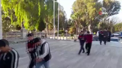 İzmir'de göçmen kaçakçılığı yapan, 5'i yabancı 8 kişi tutuklandı