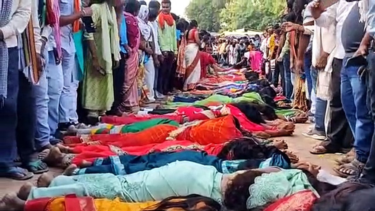 देखिए कैसे सैकड़ों महिलाओं की पीठ पर चले बैगा, स...