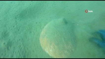 Zıpkınla avlanırken bulduğu küp, Sahil Güvenlik ekipleri gözetiminde çıkartıldı