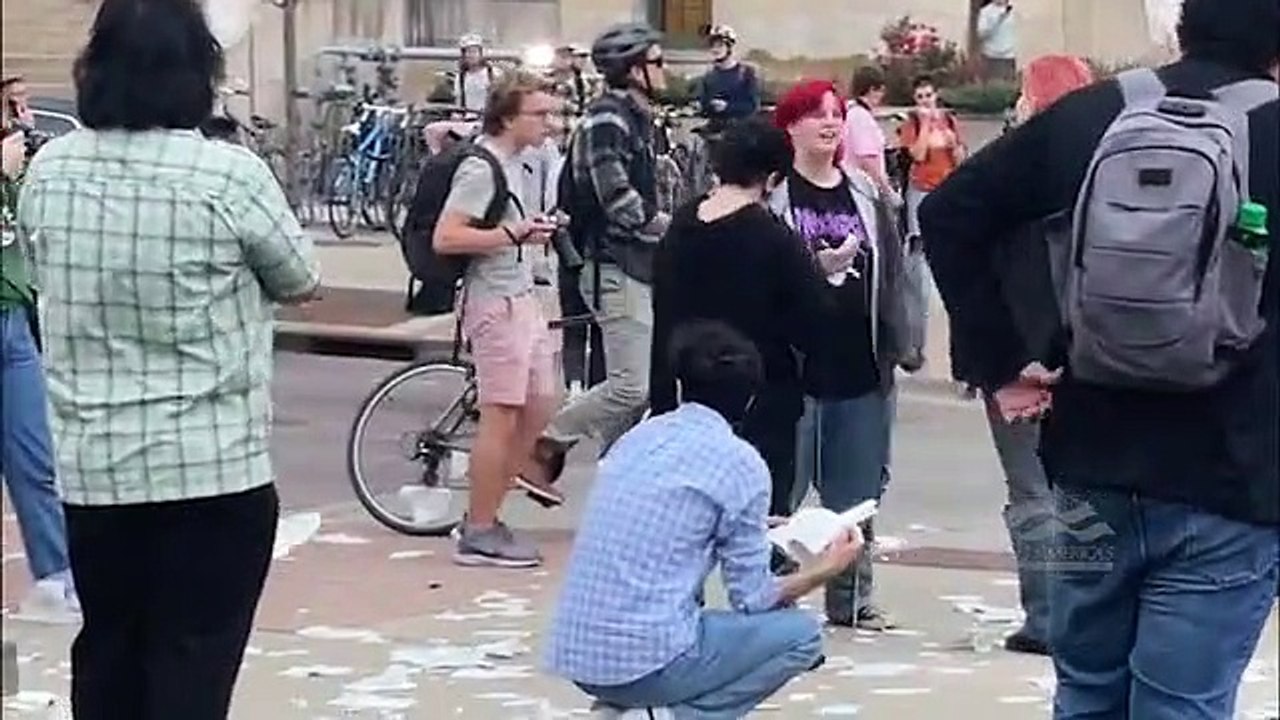 Transseksüeller yaprak yaprak İncil yedi