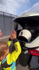 Un enfant de 3 ans pilote une grosse moto