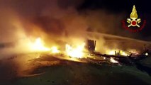 Incendio a Livorno, camper e roulotte a fuoco in viale Italia