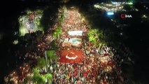 Binlerce vatandaş 400 metrelik bayrakla ve meşaleler eşliğinde yürüdü