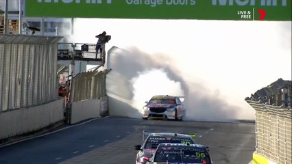 V8 Supercars 2022 Gold Coast Race 2 Van Gisbergen Epic Célébration Donuts