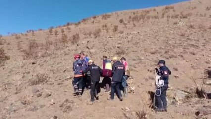 Kayalık arazide avlanırken ayağı kırılan avcıyı ilkyardım ekipleri kurtardı
