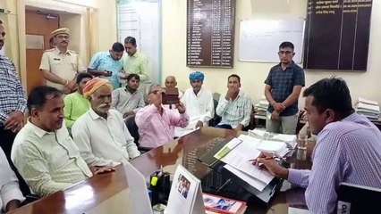 बजरी की दरों पर रालोपा ने जिला कलेक्ट्रेट पर किया प्रदर्शन