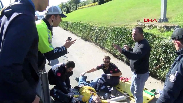 Motosiklet otomobile çarpıp bariyerlere savruldu